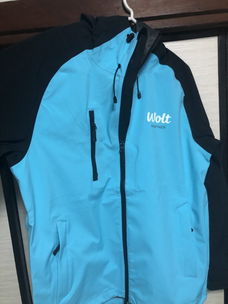 wolt配達員のジャケット(正面)