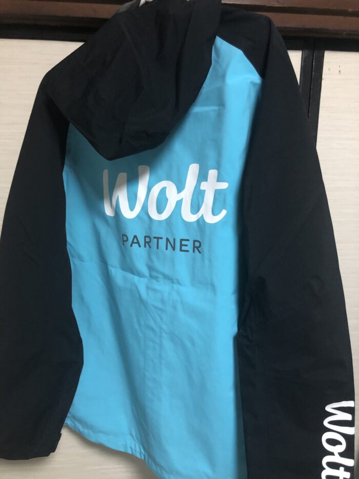 wolt配達員のジャケット(背面)