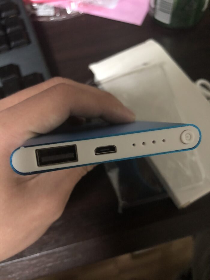 woltのモバイルバッテリー(側面)